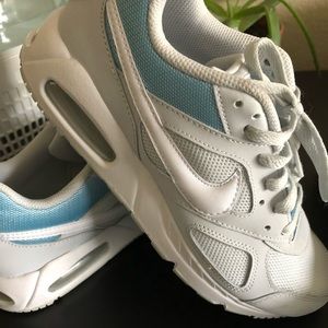 Nike Air Max. Size 9. Womens. Euc.